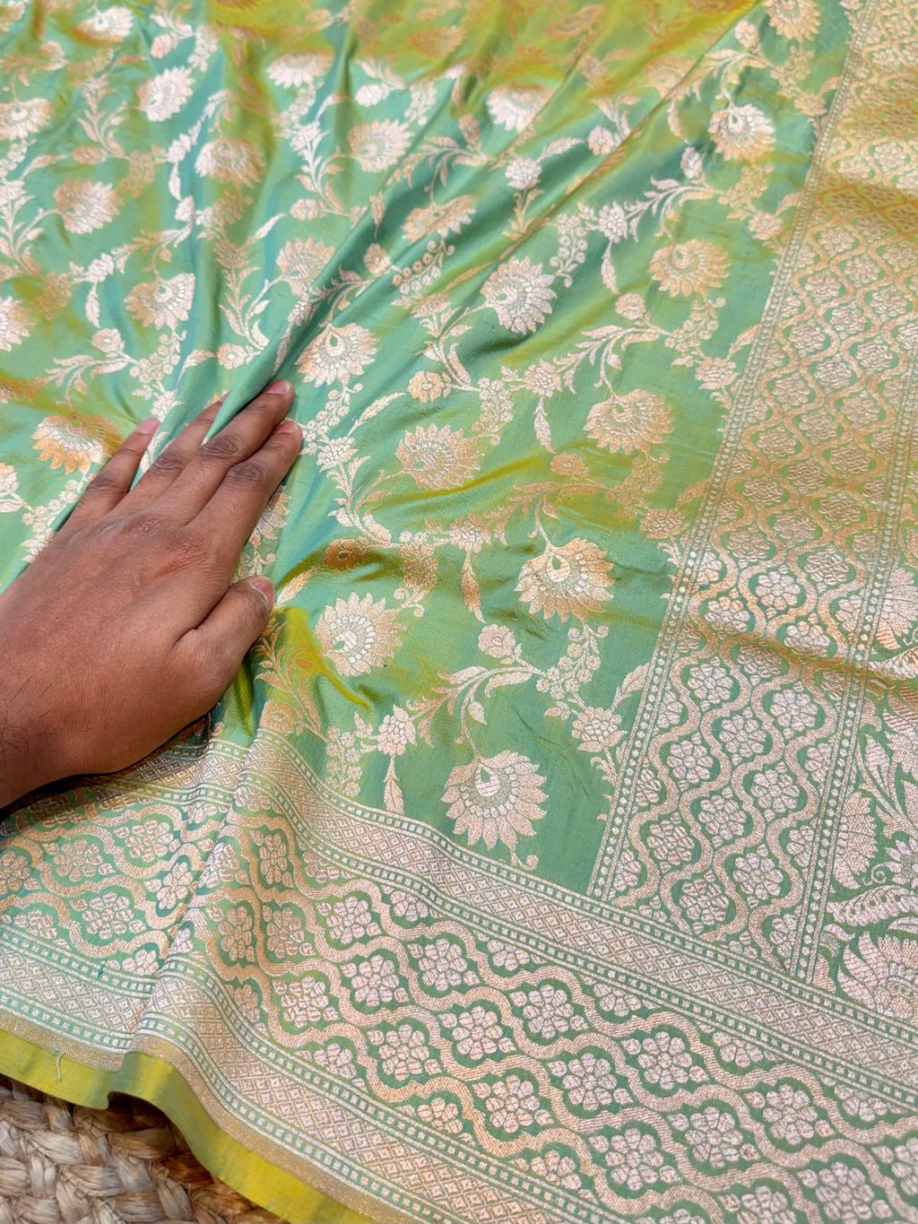 Dual Shade Green 100% Pure Banarasi Katan Silk Saree