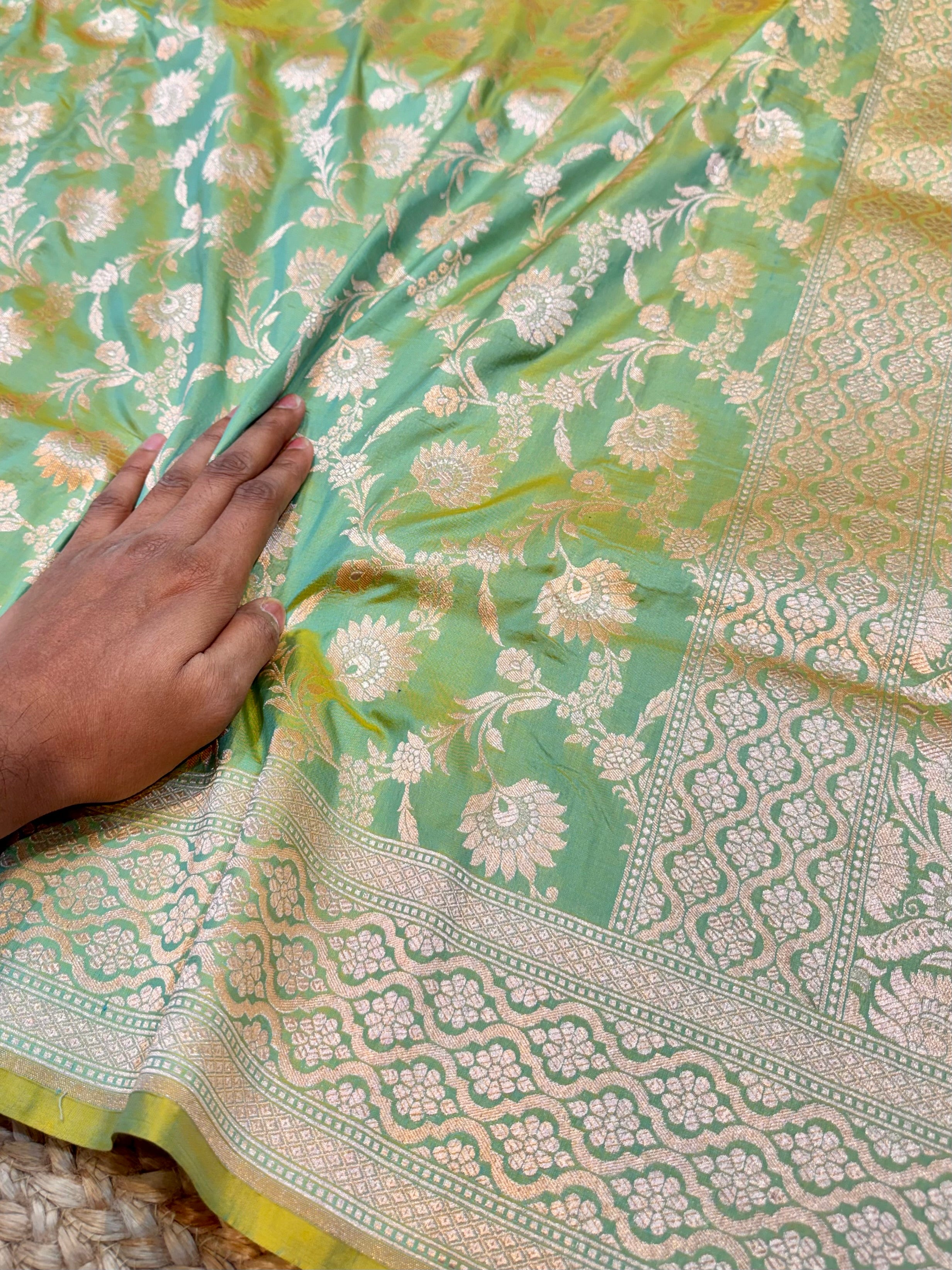 Dual Shade Green 100% Pure Banarasi Katan Silk Saree