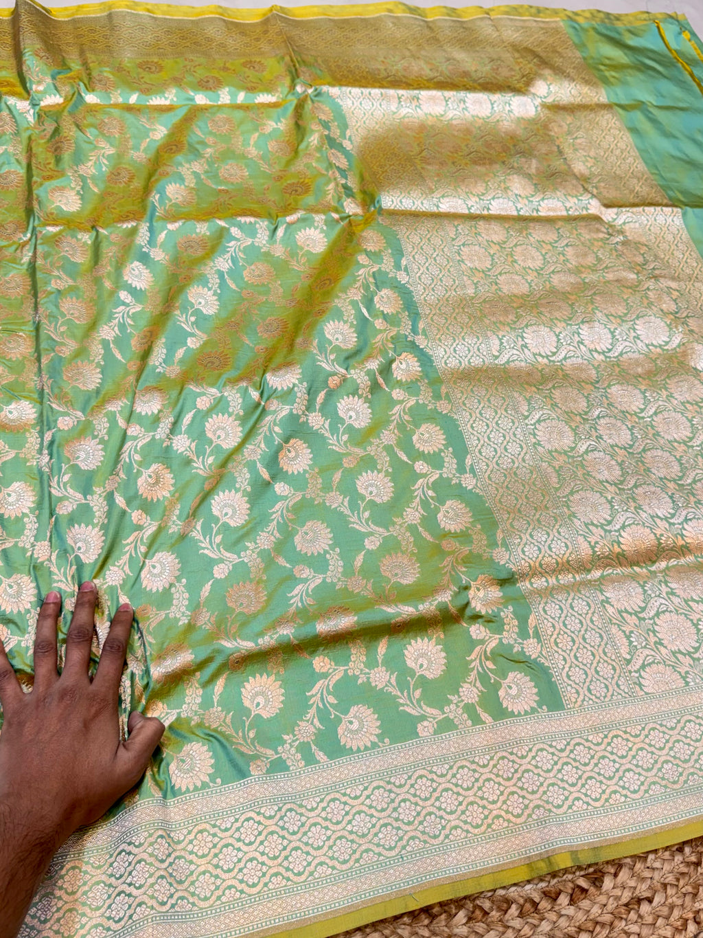 Dual Shade Green 100% Pure Banarasi Katan Silk Saree
