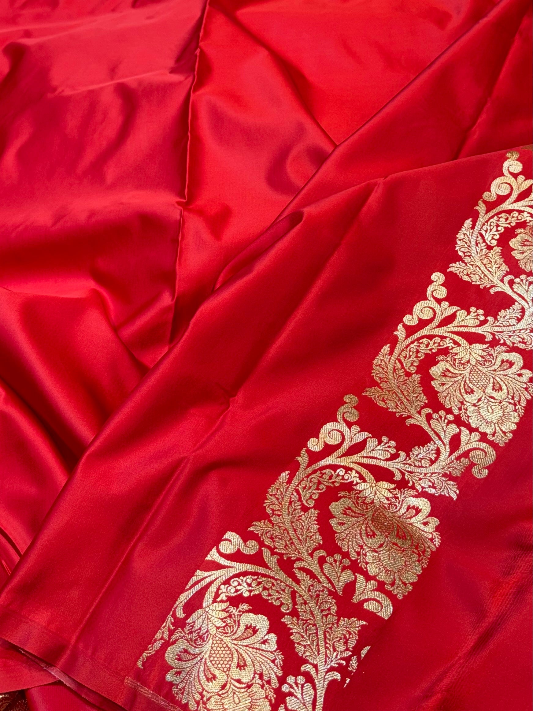 Red Banarasi Soft Meenakari Mashru Silk Partywear Saree